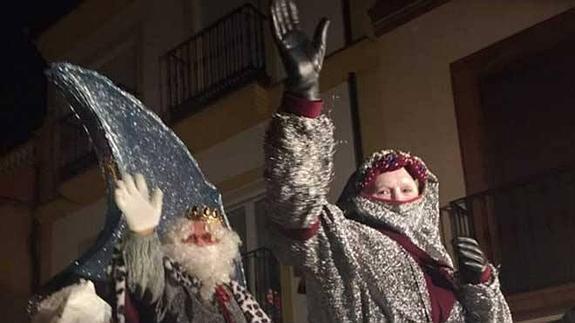 Arriate espera los resultados de las huellas para saber quién quemó las carrozas de Reyes