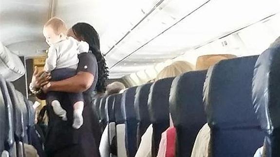 El tierno gesto de una azafata en pleno vuelo con un bebé de nueve meses se vuelve viral