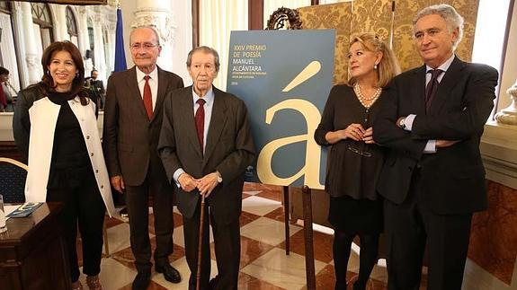 Alcántara confiesa su deseo de "parar el tiempo" en la presentación de su XXIV premio de poesía