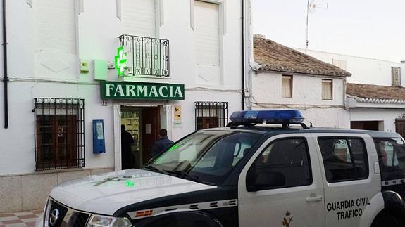 Buscan a un encapuchado tras atracar una farmacia a punta de pistola en Cartaojal