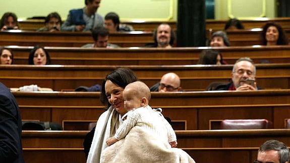 Carolina Bescansa acude a la sesión constitutiva del Congreso con su bebé