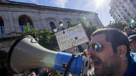 Compañeros de los bomberos de Sevilla detenidios confían en su pronta liberación