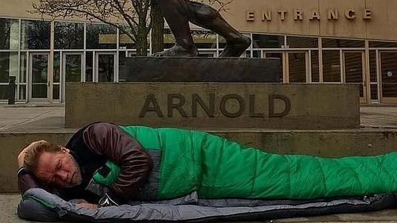 Arnold Schwarzenegger duerme en la calle como un mendigo