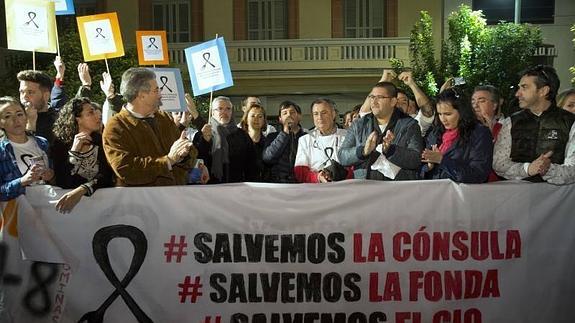 Cientos de personas se concentran en la plaza de la Constitución en apoyo a La Cónsula