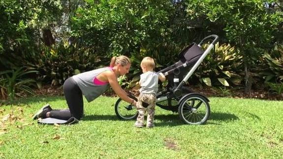Elsa Pataky enseña a hacer ejercicio con el carrito de los niños