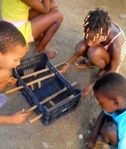 Conmovedor vídeo de unos niños de Cabo Verde jugando con un futbolín casero