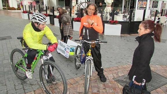 Un activista malagueño recorre España en bicicleta para concienciar contra el maltrato animal