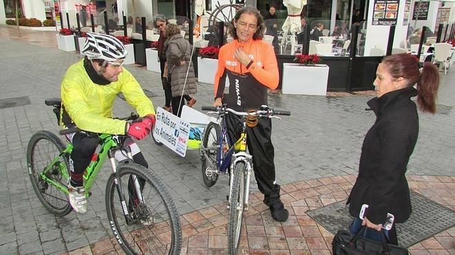 Un activista malagueño recorre España en bicicleta para concienciar contra el maltrato animal