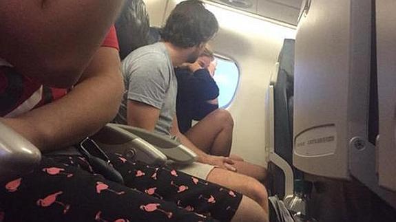 Una pareja rompe en pleno vuelo y otra pasajera tuitea la pelea entera en directo