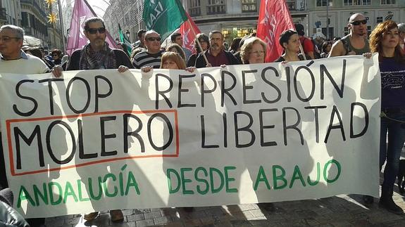 Medio millar de personas apoyan a Fran Molero, condenado por manifestarse en el Congreso