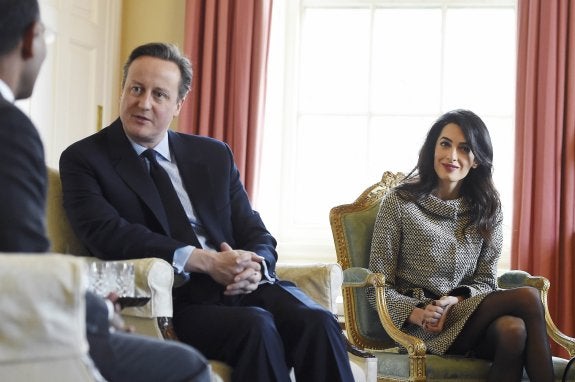 David Cameron recibe a la abogada Amal Clooney