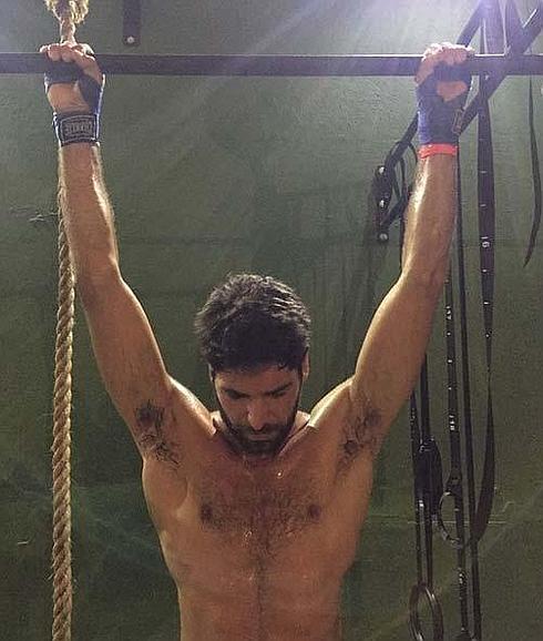 El torso desnudo de Cayetano Rivera revoluciona las redes sociales