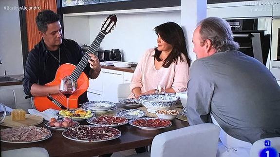 Bertín Osborne enseña a Alejandro Sanz el embrujo del huevo