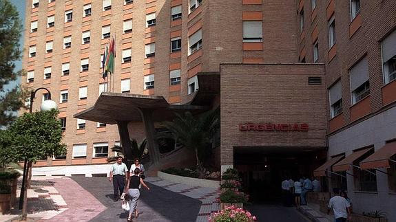 La policía busca a un joven acusado de apuñalar a su tío con una catana