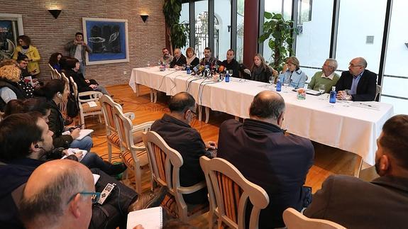 Trabajadores y alumnos de La Cónsula y La Fonda vuelven a manifestarse ante el nuevo incumplimiento de los plazos