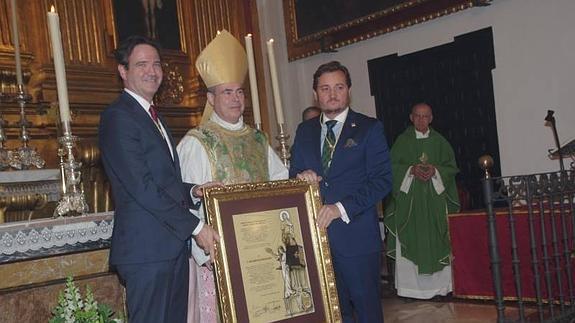 Eduardo Pastor recibe la Medalla de Oro de la Agrupación de Cofradías