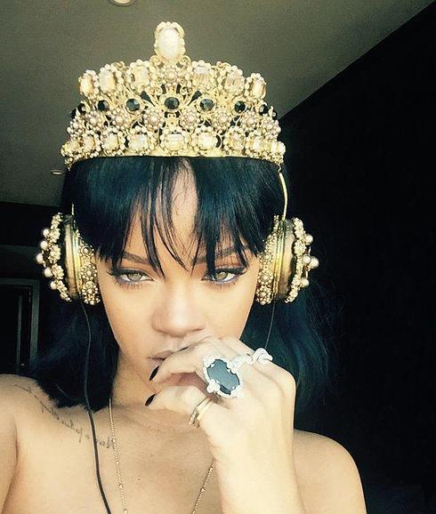 Los llamativos cascos de Rihanna