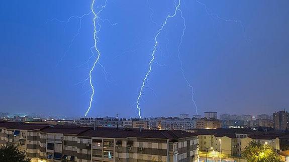 Meteorología contabiliza más de 1.000 rayos durante la fuerte tormenta de anoche