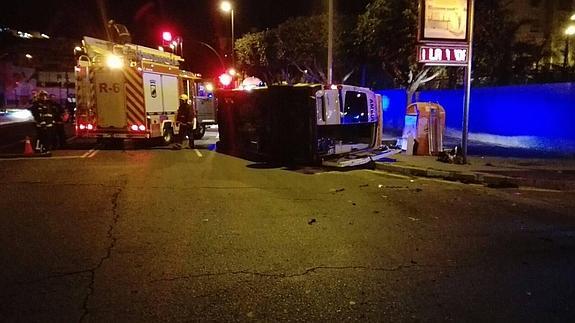 Un paciente y dos sanitarios heridos tras colisionar una ambulancia contra un turismo
