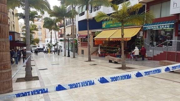 Hallan muerto a un hombre de un disparo en un portal de Benalmádena