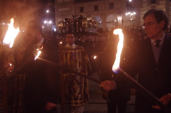 El vía crucis de antorchas al Calvario congrega a cientos de personas