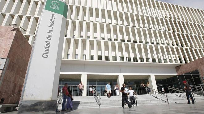 Cinco años de cárcel para un hombre por intentar matar con un palo y un cuchillo a su hijo que llegó a la casa gritando