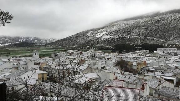 La primera gran nevada del año llega a la Alta Axarquía