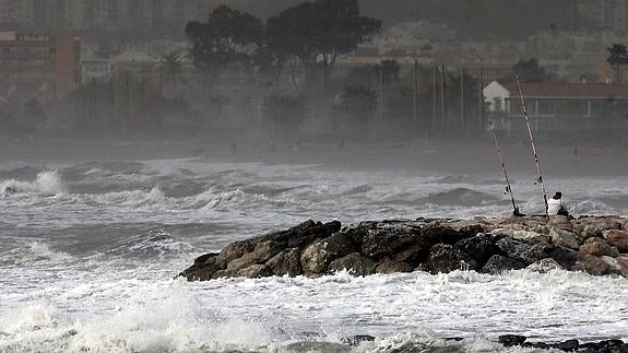 El primer temporal de Levante del año azota a las playas de Málaga