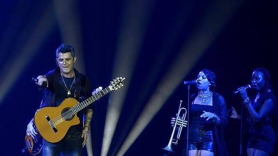 Miles de felicitaciones para Alejandro Sanz tras expulsar a un maltratador de su concierto