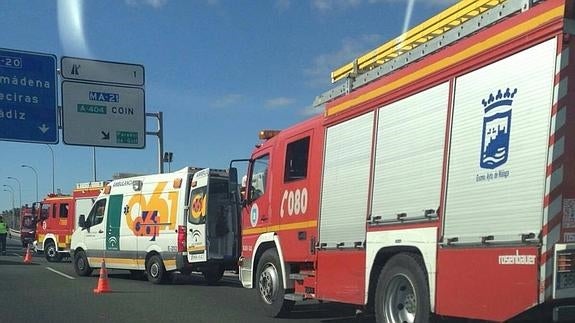 Bomberos rescatan a un conductor tras el vuelco de su vehículo frente a Plaza Mayor