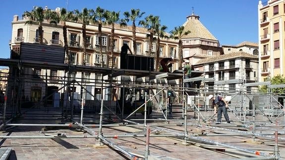 Arranca el montaje de la tribuna de la Semana Santa de Málaga en la plaza de la Constitución