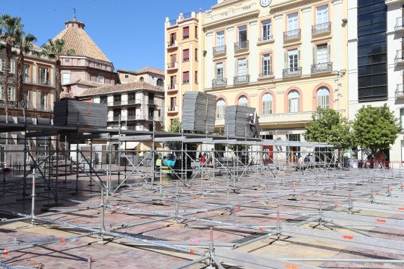 Comienza el montaje de la nueva tribuna en la plaza de la Constitución