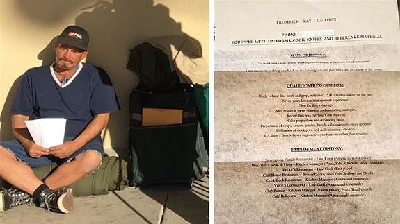 Un mendigo que daba su currículum en lugar de pedir dinero logra trabajo gracias a Facebook