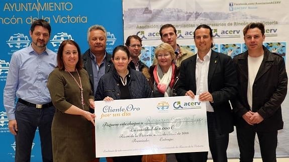 Rosario Guijarro, ganadora del cheque de 6.000 euros en compras de la campaña ‘Cliente Oro’ de Rincón de la Victoria