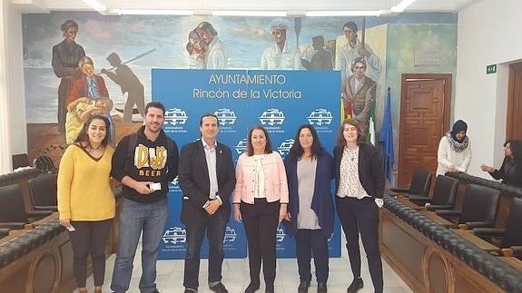 Rincón de la Victoria entrega becas de transporte universitario a una veintena de estudiantes