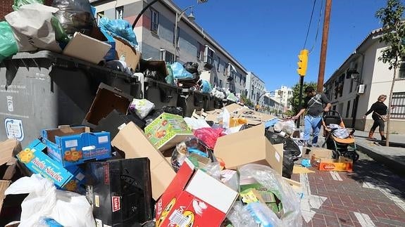 Limasa cifra en 2.704 las toneladas de residuos pendientes de recoger en calles de Málaga