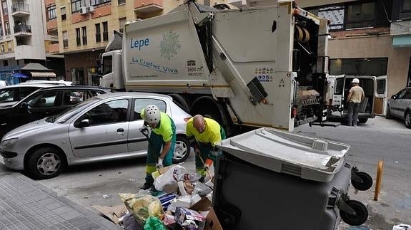 Camiones de FCC, socio de Limasa, se suman a la recogida de basura