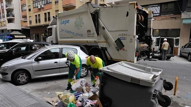 Camiones de FCC, socio de Limasa, se suman a la recogida de basura