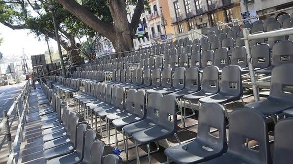 La ordenación de tribunas de Semana Santa en la Alameda obliga a cambiar sus resguardos a casi mil abonados