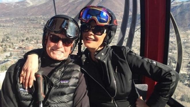 Michael Douglas 'resucita' esquiando en Aspen
