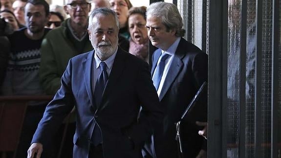 El abogado de Griñán acusa al Gobierno del PP de promover el ‘paseíllo’ de Chaves y Griñán para compensar otros casos de corrupción