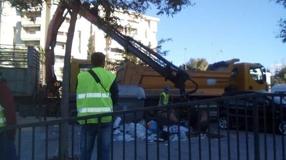 El Ayuntamiento asegura que hoy quedará retirada el 95% de la basura acumulada tras la huelga