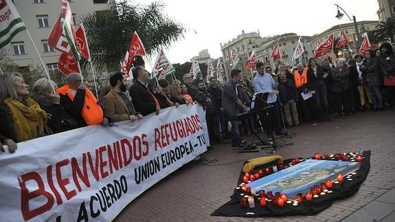 Unas 300 personas protestan en Málaga por los acuerdos entre Europa y Turquía por los refugiados