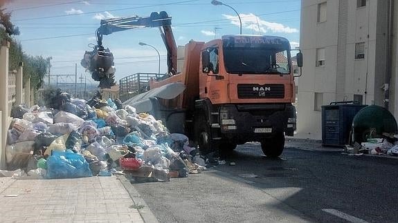 La retirada de basura se completa hoy y da paso a los baldeos para dejar limpia Málaga
