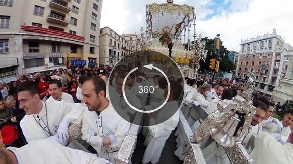 Foto 360: Hombres de trono de la Virgen del Amparo