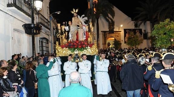 El Cristo atado a la columna brilla en la noche del Lunes Santo en Marbella