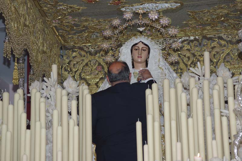 La Cofradía del Rocío recibe la medalla de la ciudad