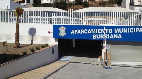 El aparcamiento de la playa de Burriana en Nerja retrasa su apertura por deficiencias en el edificio