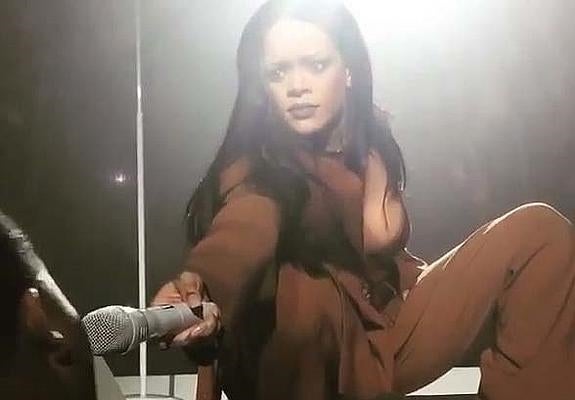 Un fan deja boquiabierto a Rihanna con su poderosa voz