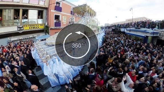 Fotos de la Semana Santa de Málaga en 360º: El Rocío, a pulso